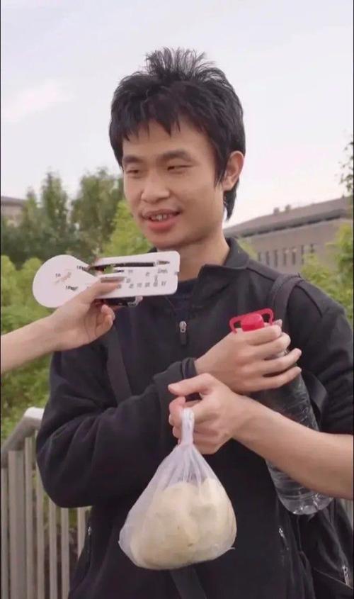 韦东奕被称"韦神",是否夸张了?曾拒绝哈佛大学,坚定留在北大
